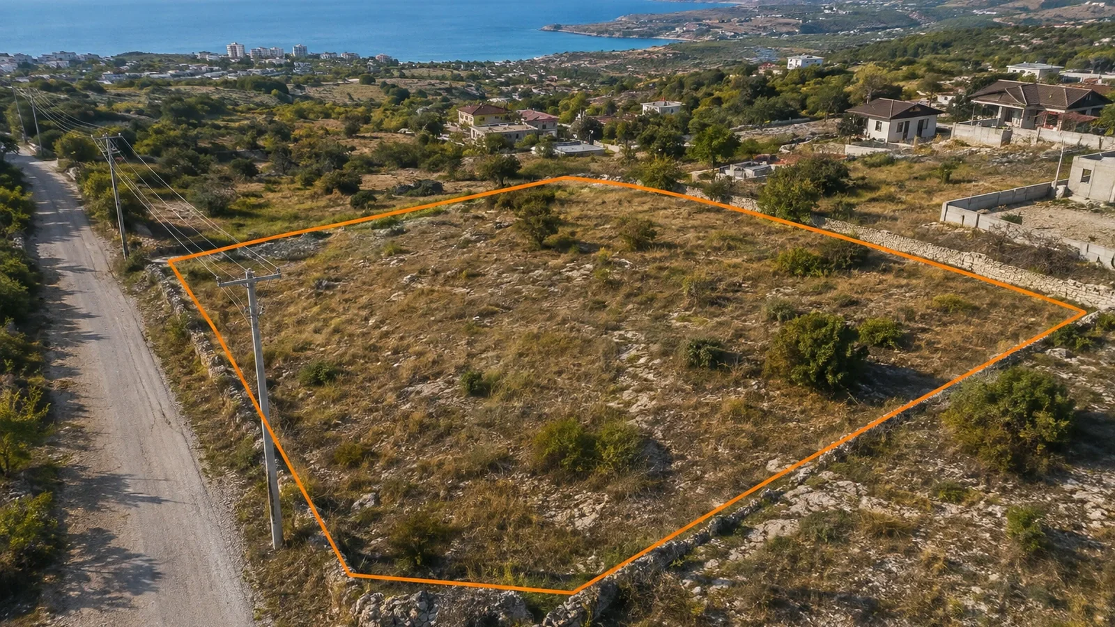 Участок на крымском склоне с обозначенной границей, дорогой и видом на море