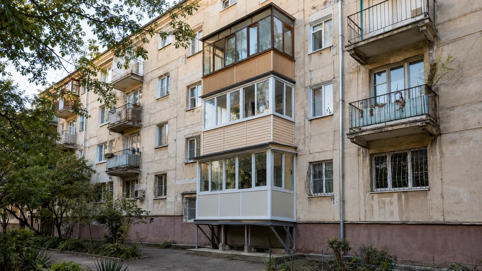 Многоэтажный жилой дом в Севастополе с тремя пристроенными балконами, расположенными друг над другом